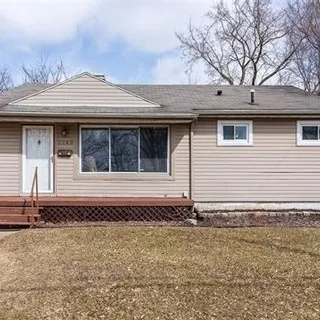 Do you know someone looking for a cute 3🛏️in Ypsilanti with views of Ford Lake? ⁠
⁠
Check out this listing from my
