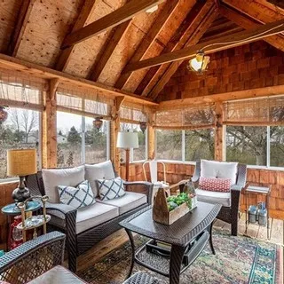 Does anyone else get #treehouse vibes from the #sunroom on this gorgeous Cape Cod?⁠
⁠
I absolutely love this space, and